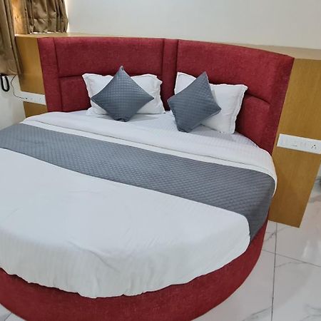 Hotel Vivan Вадодара Екстериор снимка