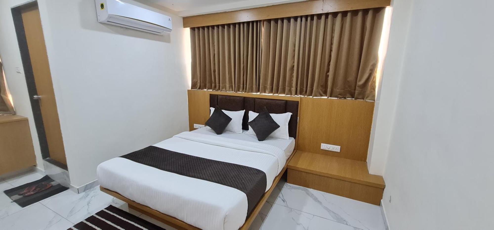 Hotel Vivan Вадодара Екстериор снимка