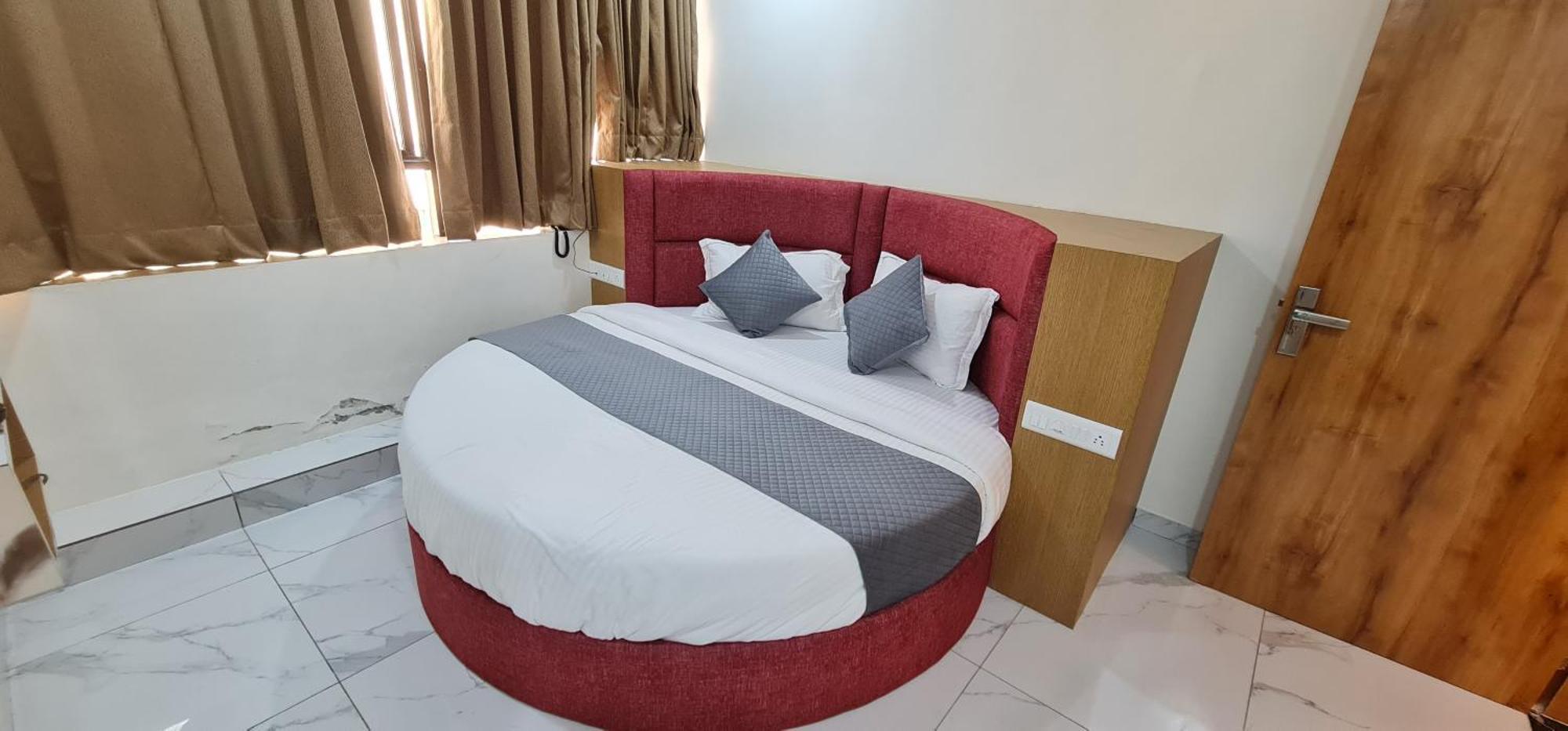 Hotel Vivan Вадодара Екстериор снимка