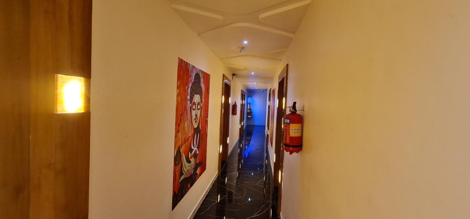 Hotel Vivan Вадодара Екстериор снимка