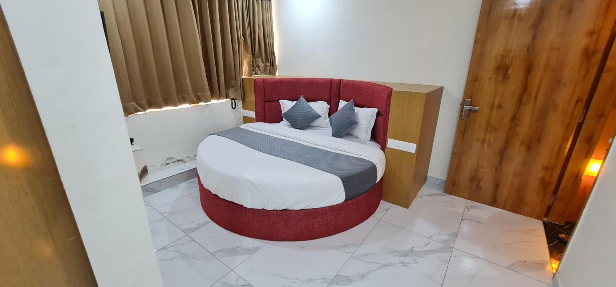 Hotel Vivan Вадодара Екстериор снимка