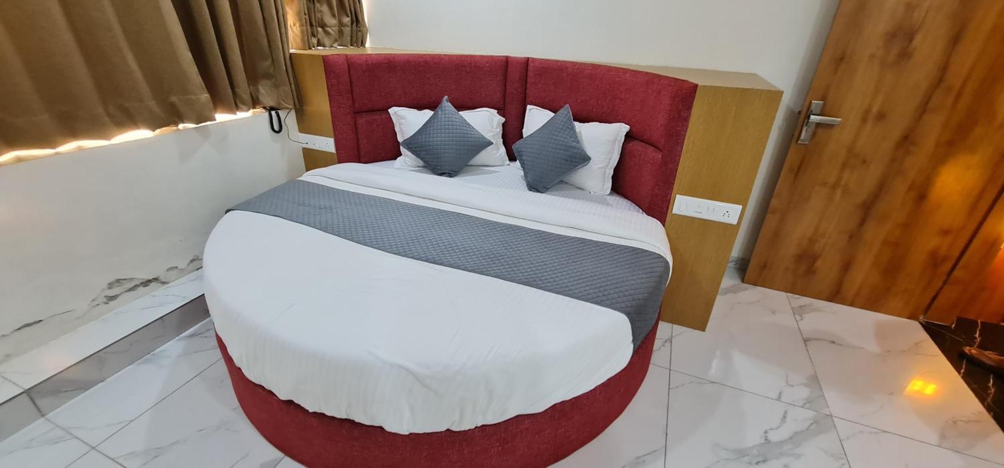 Hotel Vivan Вадодара Екстериор снимка