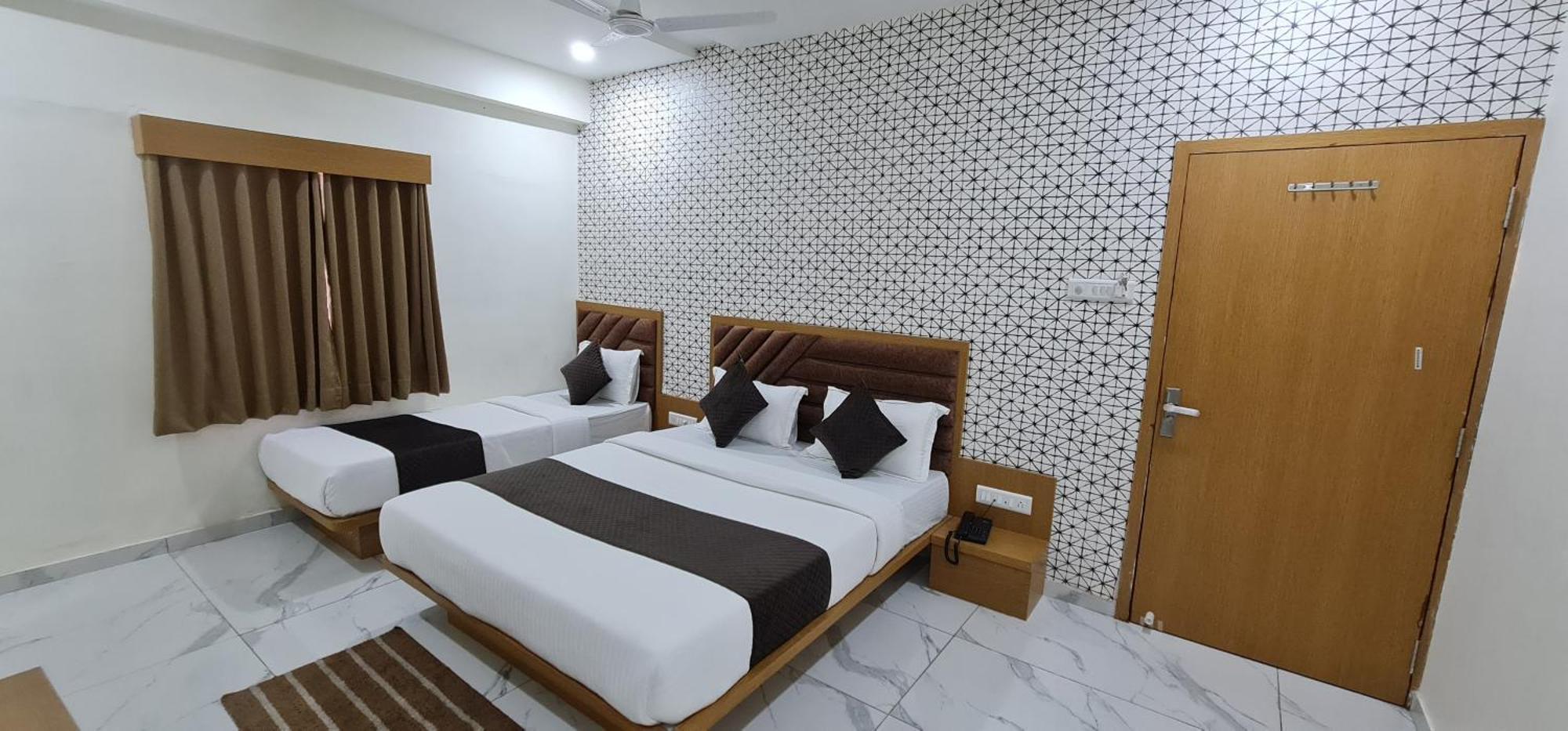 Hotel Vivan Вадодара Екстериор снимка