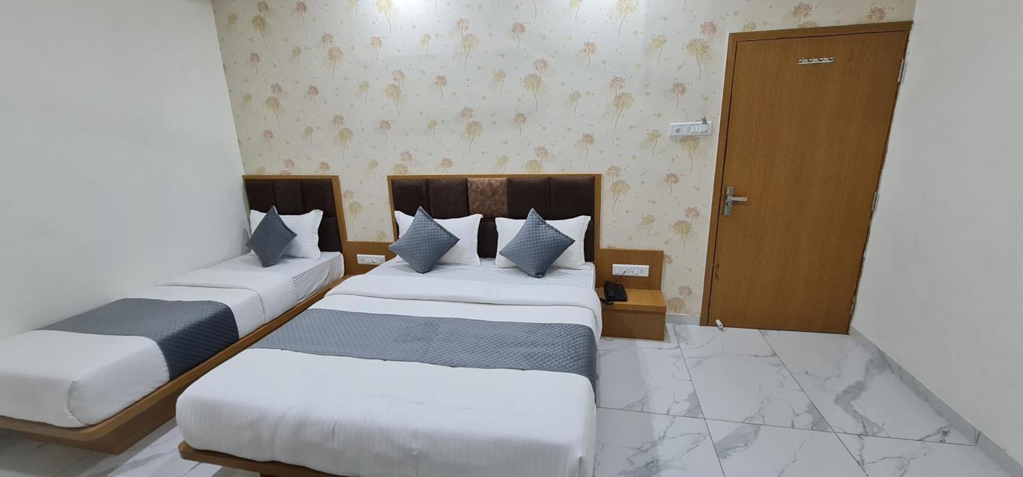 Hotel Vivan Вадодара Екстериор снимка